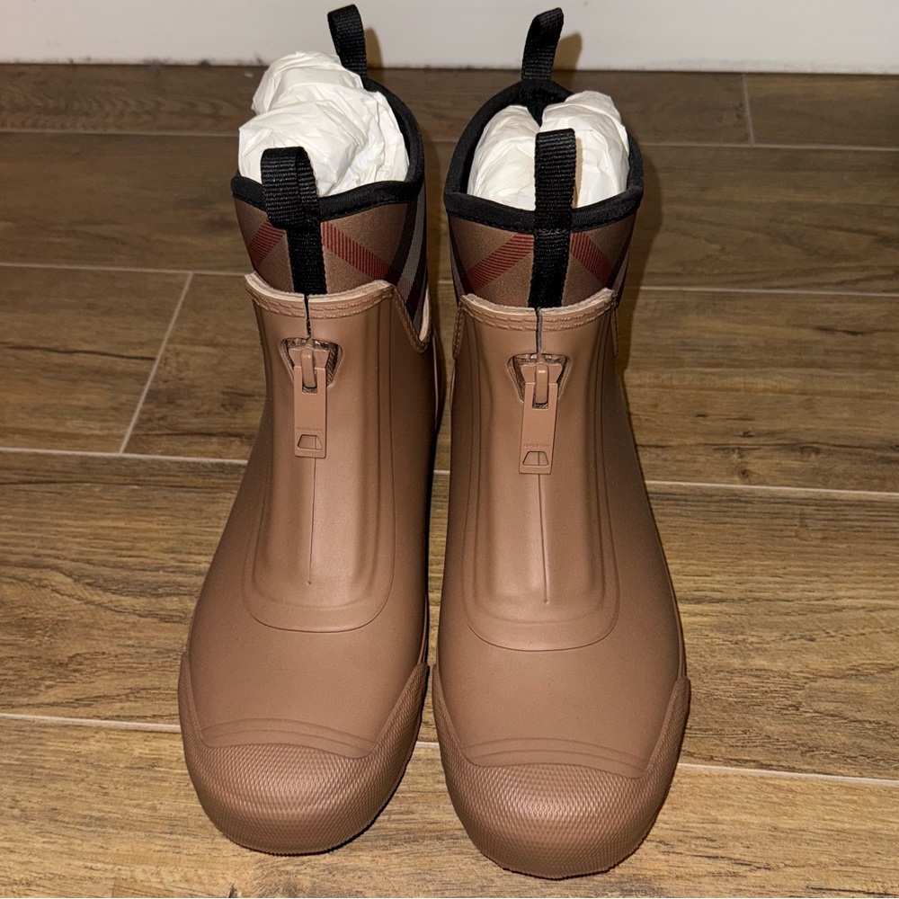 Burberry Rubber Marsh Stamp Low Boots - Picture 2 of 8